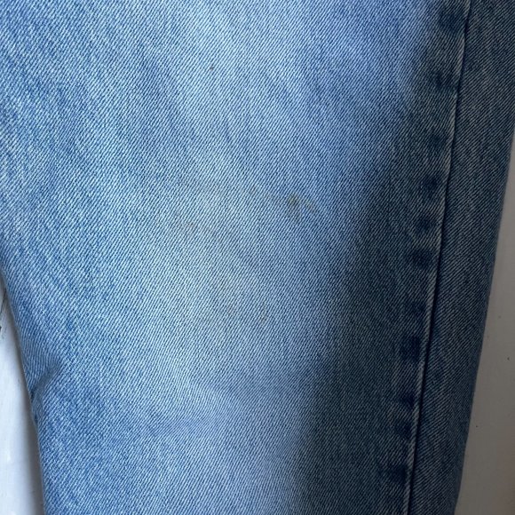 Levi’s High Rise / High Waisted Mom Jeans - Waist 26 - Medium / Light Wash - Picture 6 of 6